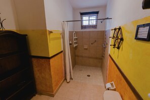 Suite | Badezimmer | Dusche, Komfortbadewanne, Handtücher
