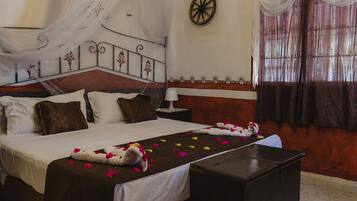 Suite | Caja de seguridad en la habitación y tabla de planchar con plancha