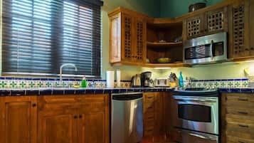 Fridge, microwave, oven, coffee/tea maker