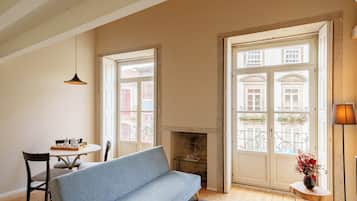 Deluxe Duplex, 1 Bedroom, Mezzanine (4) | Living area