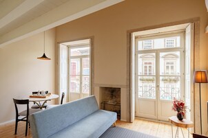 Dúplex Deluxe, 1 habitación, entresuelo (4) | Zona de estar | Una televisión de pantalla plana