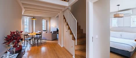 Deluxe-Maisonette, 2 Schlafzimmer, Balkon, Zwischengeschoss (11) | Wohnbereich | Flachbildfernseher