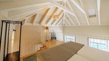 Deluxe Duplex, 1 Bedroom, Mezzanine (4)