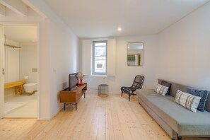 Dúplex Deluxe, 1 habitación, mezzanine (5) | Área de sala de estar | Televisión de pantalla plana