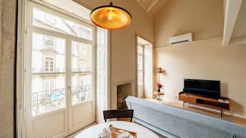 Deluxe Duplex, 1 Bedroom, Mezzanine (4) | Living area