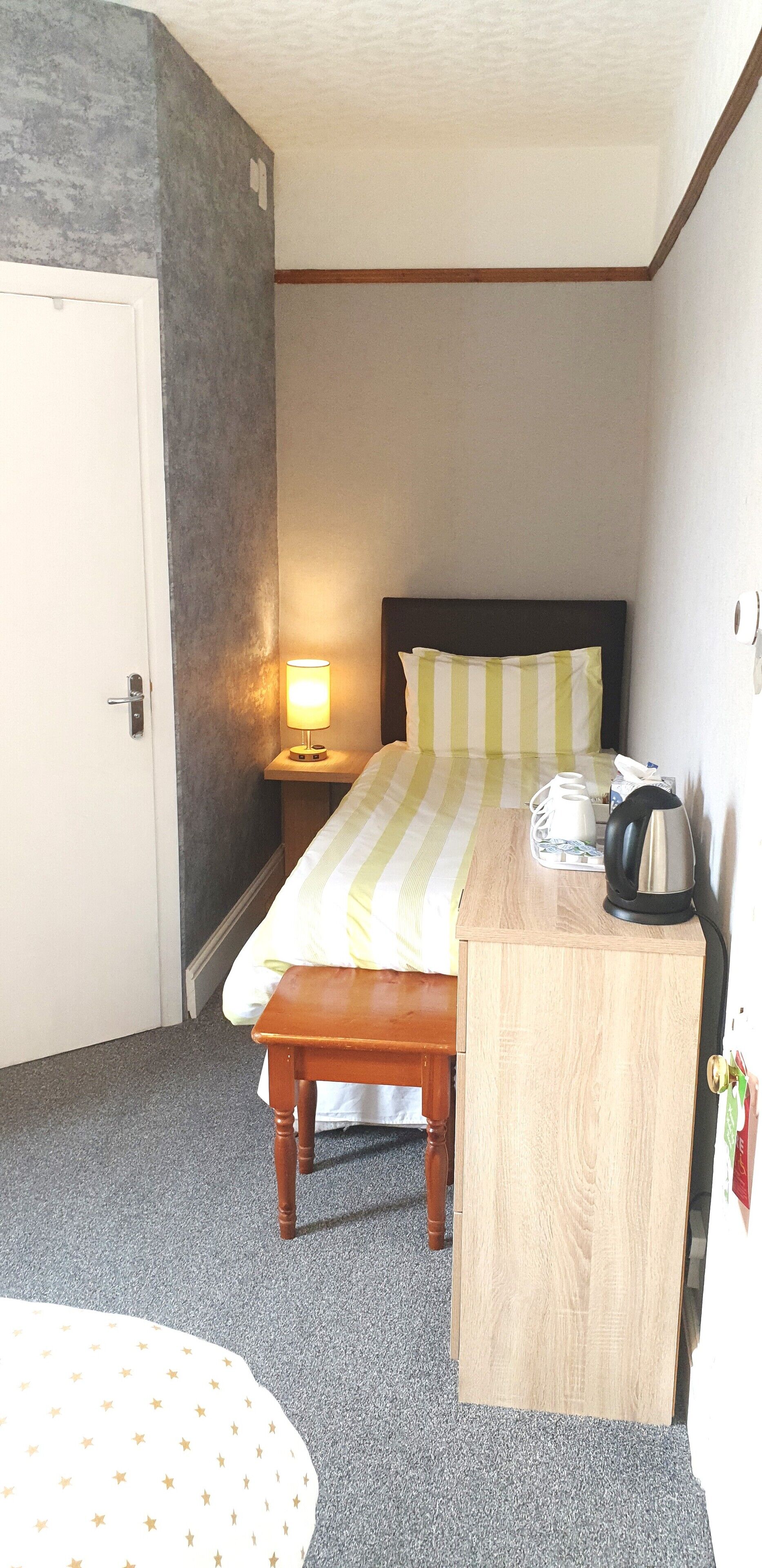 مكتب ومكواة/لوح كي وواي فاي مجانًا