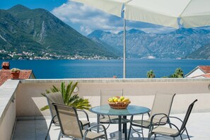 Apartamento, 3 quartos, terraço, vista para o mar | Terraço/pátio