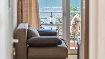 Dúplex, 1 dormitori, balcó, vistes al mar | 1 dormitori, escriptori i habitacions insonoritzades