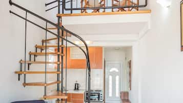 Dúplex, 1 dormitori, balcó, vistes al mar | 1 dormitori, escriptori i habitacions insonoritzades