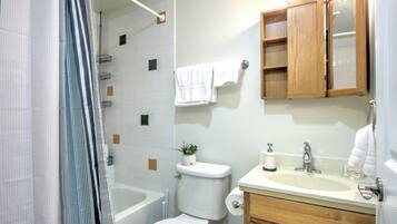 Combined shower/tub, rainfall showerhead, free toiletries, hair dryer