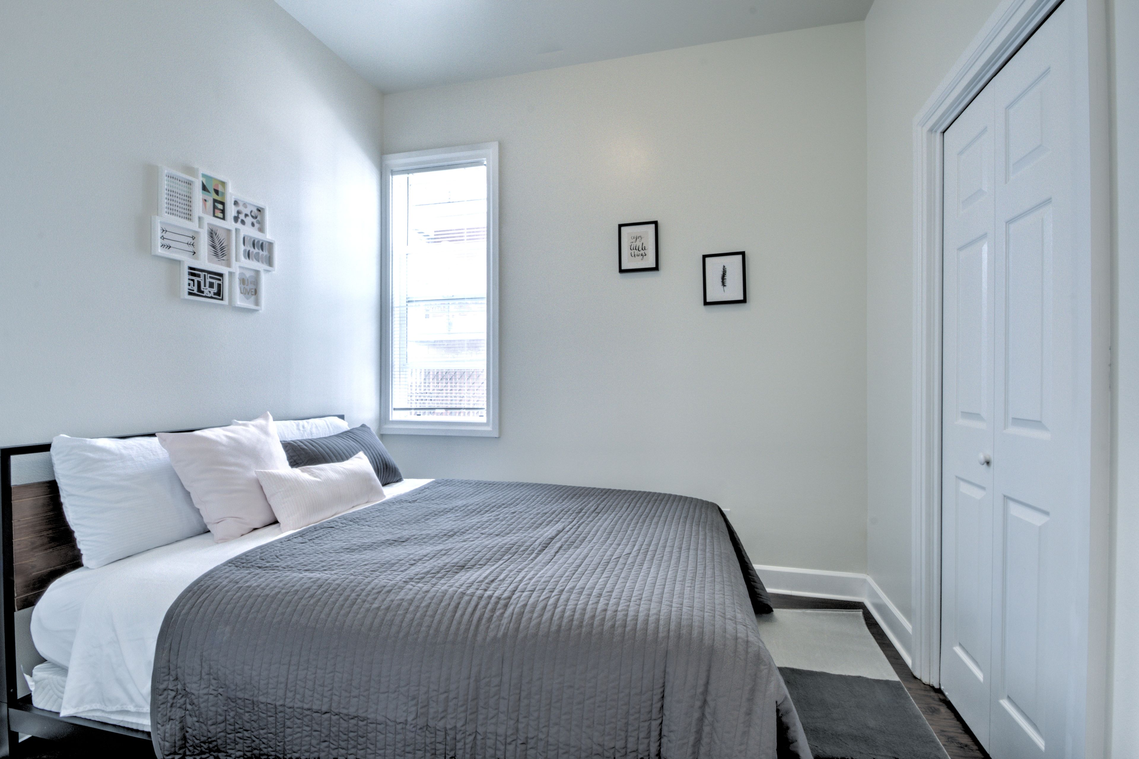 Une chambre à coucher avec un lit, une fenêtre et une porte.