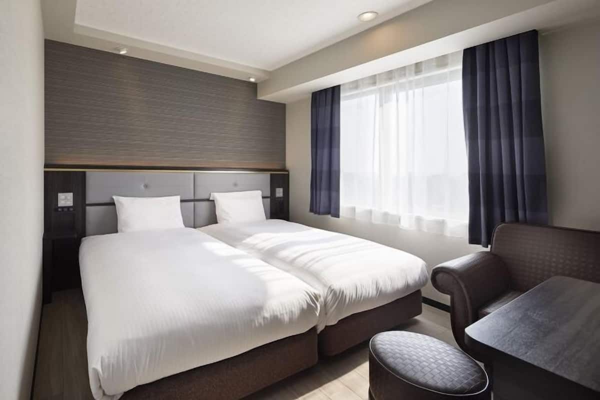 1 bedroom, down duvets, desk, blackout curtains