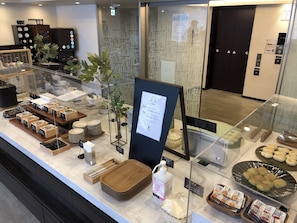 Bữa sáng buffet hàng ngày với phụ phí nhỏ 
