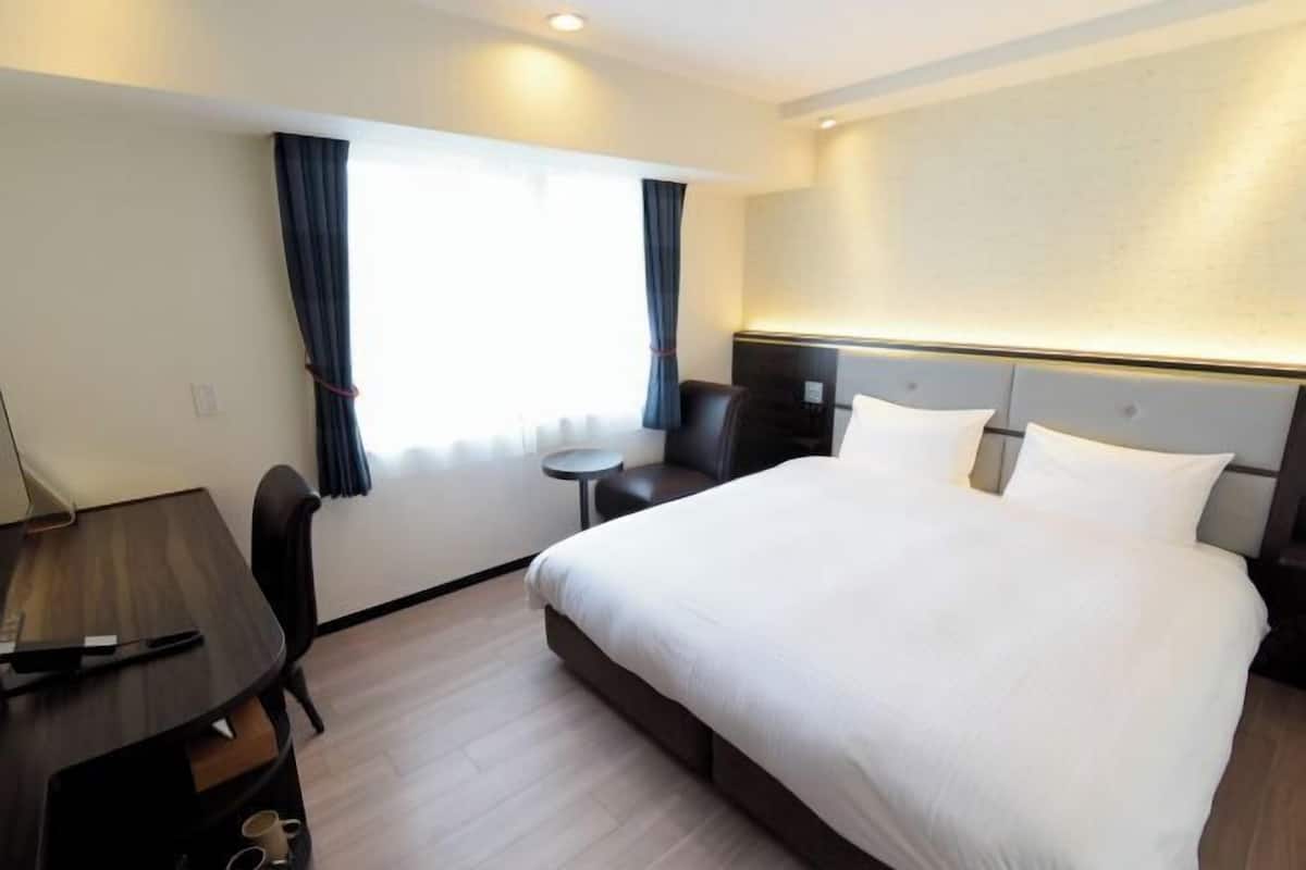 1 bedroom, down duvets, desk, blackout curtains