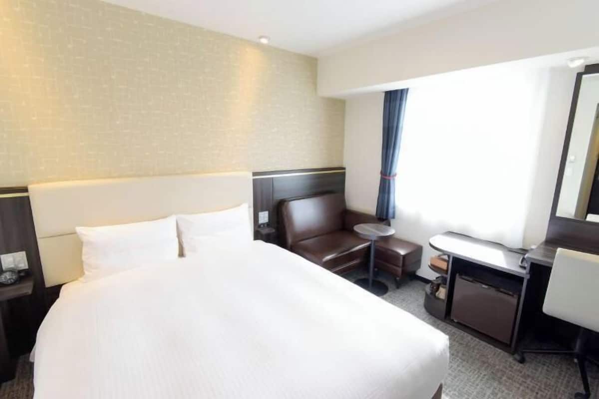 1 bedroom, down duvets, desk, blackout curtains