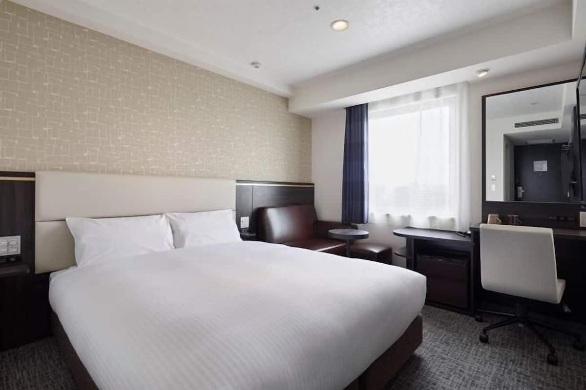 1 bedroom, down duvets, desk, blackout curtains