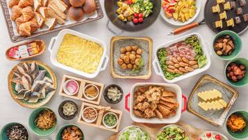 Daily buffet breakfast (JPY 1760 per person)