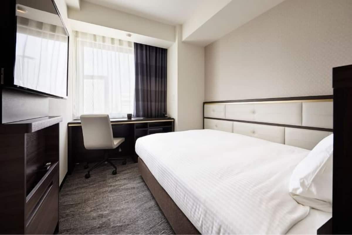 1 bedroom, down duvets, desk, blackout curtains