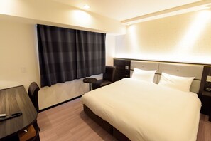 Copriletto in piuma, una scrivania, tende oscuranti, ferro/asse da stiro