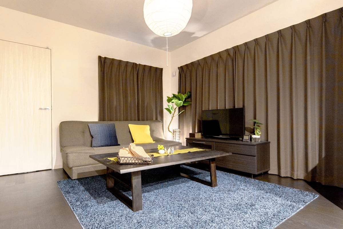 Deluxe Room, 3 Bedrooms, Kitchen | Living room | Flat-screen TV