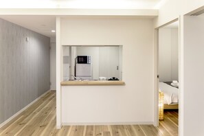 冷蔵庫、電子レンジ、コンロ、調理器具と食器