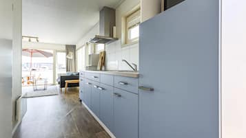 Kühlschrank, Wasserkocher mit Kaffee-/Teezubehör