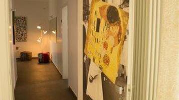 Deluxe Studio Suite, Kitchenette, Garden View | Living room