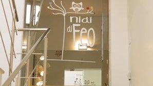Una escalera conduce a una habitación con un letrero que dice "nai di Feco".