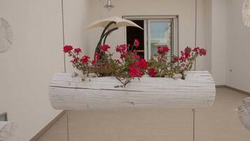 Suite Studio Deluxe, coin cuisine, vue jardin | Terrasse/Patio