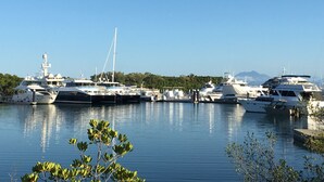 Ein Yachthafen mit mehreren angestuerten Yachten.