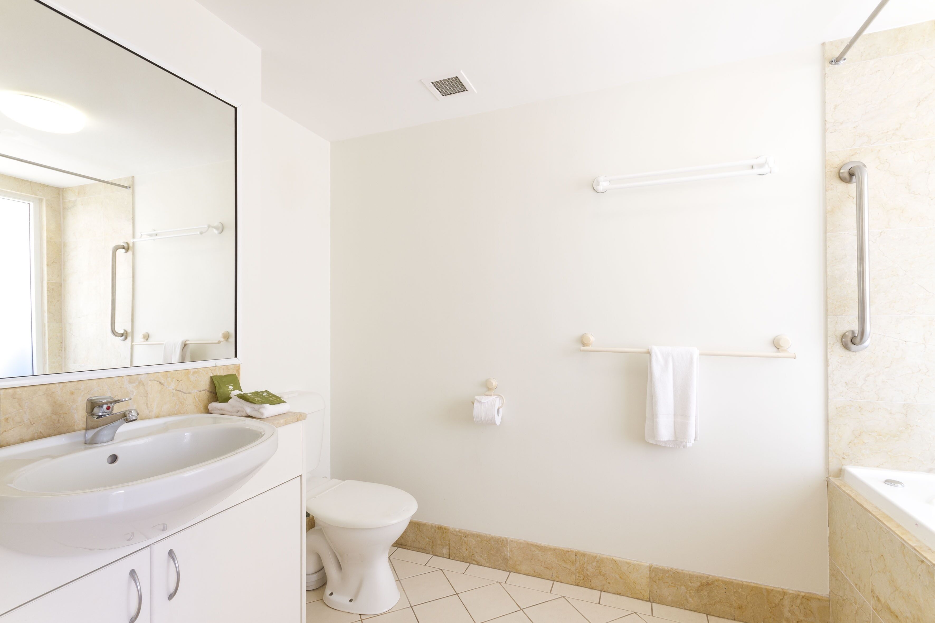 Een badkamer met een wastafel, toilet en douche.