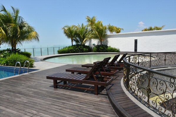Outdoor pool - Silverscape Family Studio Suite (Malacca City)