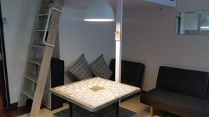 Familie-studiosuite, 1 soverom | Spiseområde på rommet