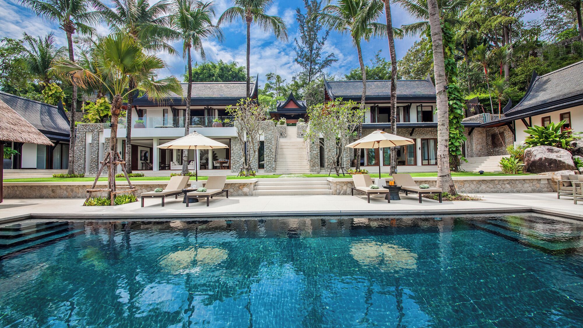 Piscine extérieure, parasols de plage, chaises longues