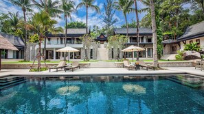 สระว่ายน้ำกลางแจ้ง, ร่มริมส ระว่ายน้ำ, เก้าอี้อาบแดดริมสระ