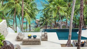 Outdoor pool, pool umbrellas, sun loungers