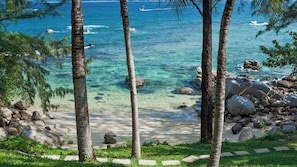 Am Strand, weißer Sandstrand, Liegestühle, Sonnenschirme