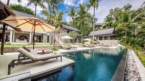 สระว่ายน้ำกลางแจ้ง, ร่มริมสระว่ายน้ำ, เก้าอี้อาบแดดริมสระ