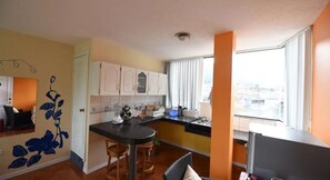 Comfort studio, 1 slaapkamer | Gemeenschappelijke keuken | Een kookplaat, een waterkoker, een eettafel