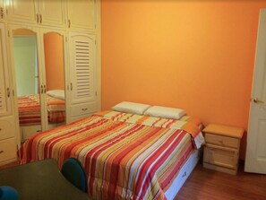 Een bureau, gratis wifi, beddengoed