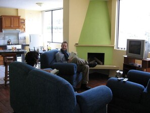 Familie appartement, 2 slaapkamers | Woonruimte | Een flatscreentelevisie