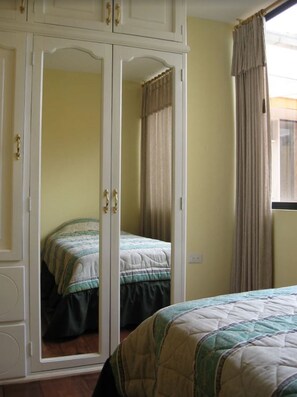 Desk, free WiFi, bed sheets - Mayra's Spanish School (Baños de Agua Santa)