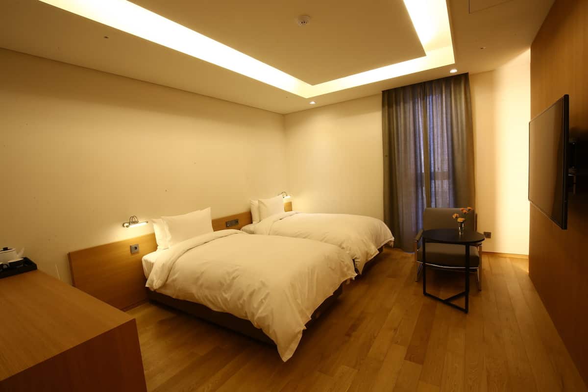 Superior Twin Room | Premium bedding, in-room safe, soundproofing, iron/ironing board