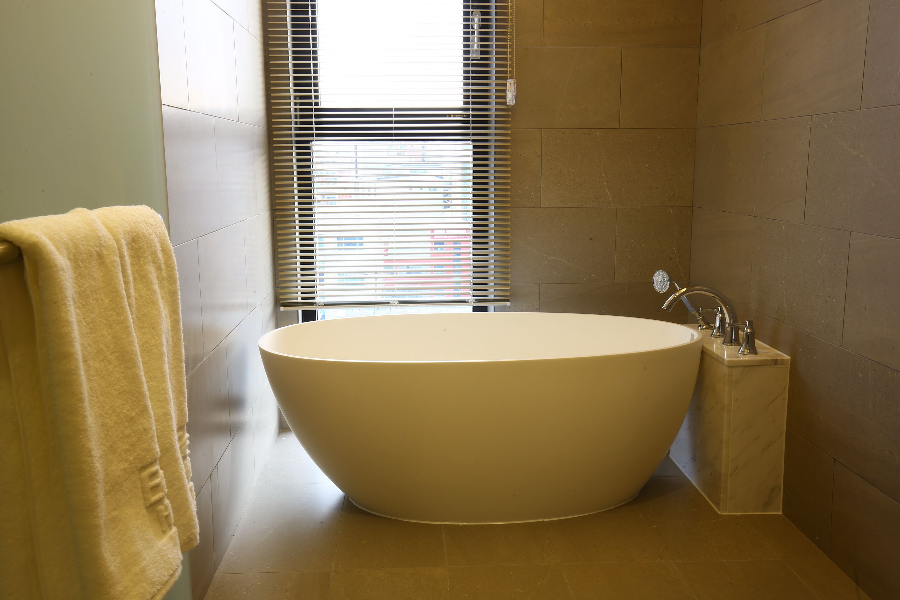 deluxe family room | deep-soaking bathtub