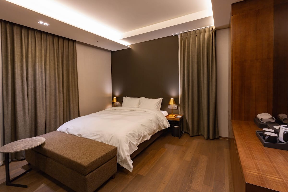 Royal Suite | Premium bedding, in-room safe, soundproofing, iron/ironing board