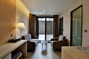 ห้องดับเบิล, เตียงใหญ่ 1 เตียง, ปลอดบุหรี่, ระเบียง | บริเวณนั่งเล่น | ทีวีจอแบน 55 นิ้ว พร้อมช่องเคเบิล, ทีวี