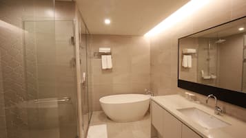 Familiekamer (Deluxe) | Badkamer | Een haardroger, badjassen, pantoffels, een bidet