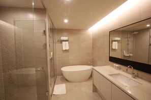 Deluxe Family Room | Bathroom