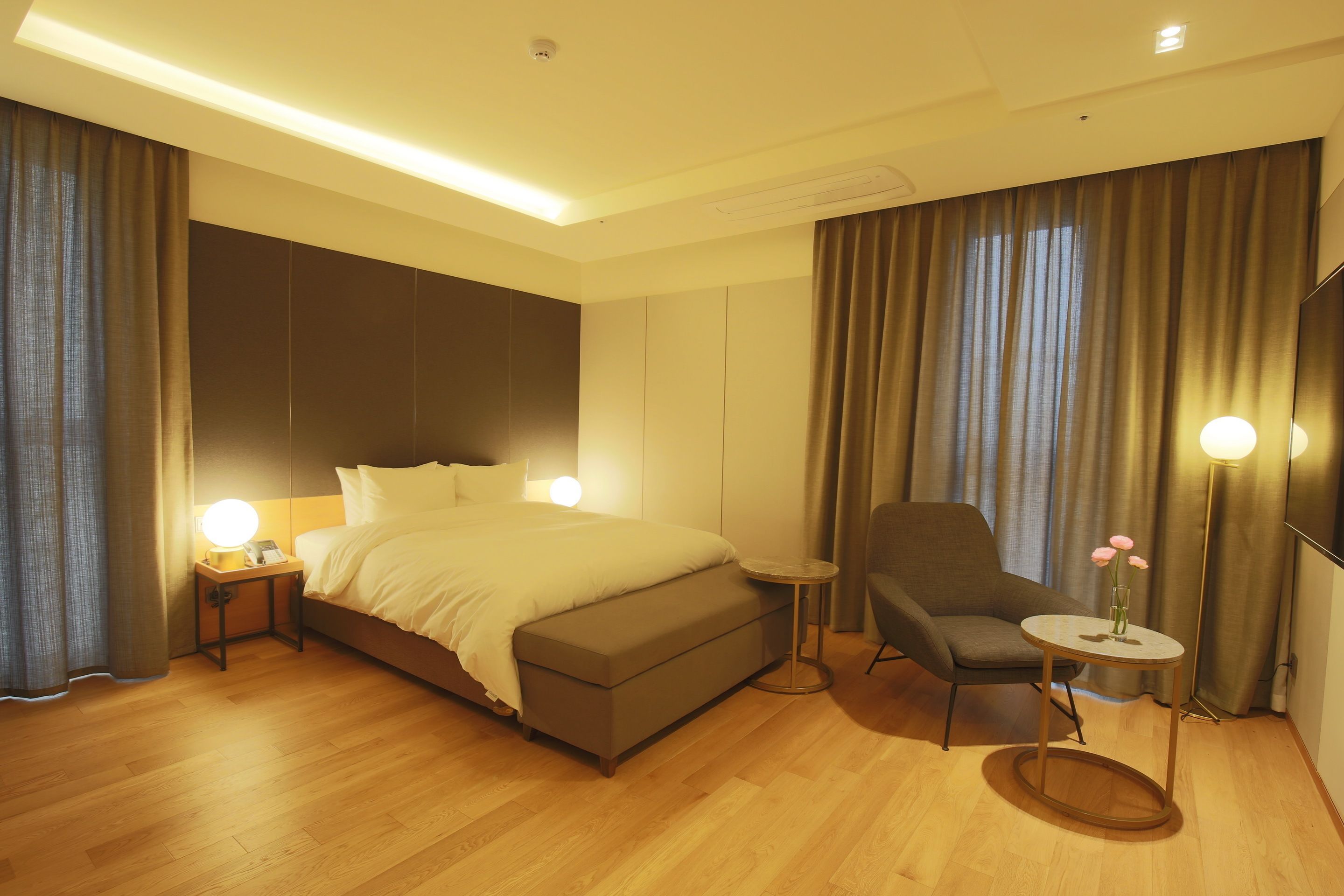 Premium bedding, in-room safe, soundproofing, iron/ironing board