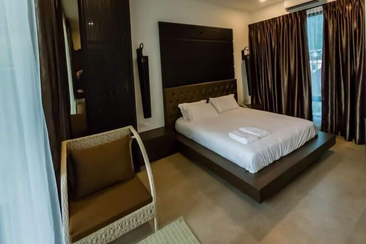 1 bedroom, in-room safe, desk, rollaway beds